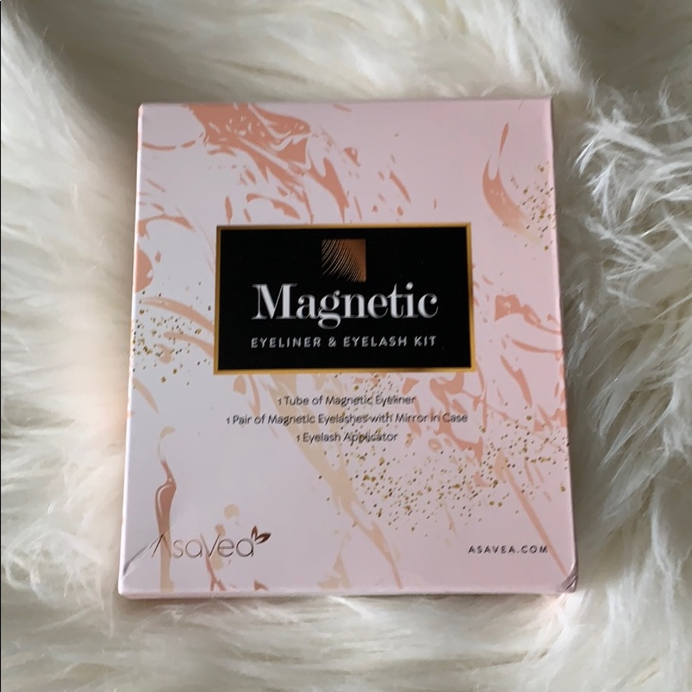 Magnetic eyeliner and eyelash kit